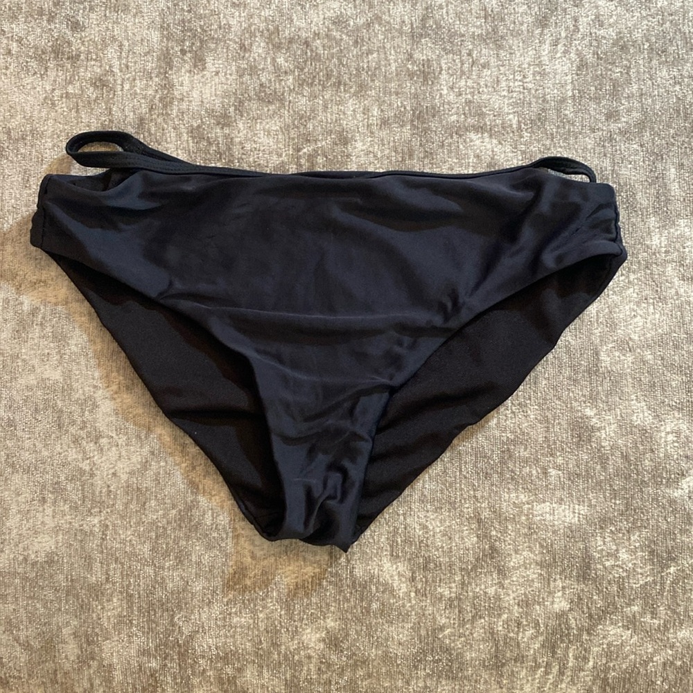 Shein size medium black swimsuit bottoms. {1136}